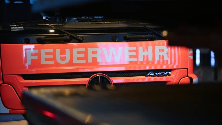Der Schriftzug "Feuerwehr" auf einem Feuerwehrauto (Symbolbild)
