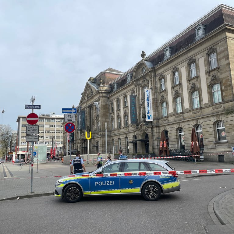 Der Karlsruher Europaplatz wurde am Sonntagnachmittag wegen eines verdächtigen Gegenstandes weiträumig abgesperrt.