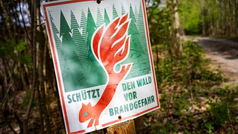 Schild warnt vor Waldbrandgefahr