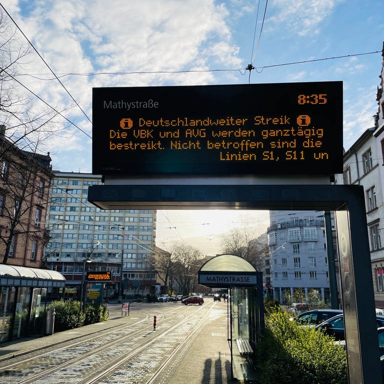 Hinweis auf Streik auf Anzeigetafel an Straßenbahnhaltestelle in Karlsruhe  (Foto: SWR, Matthias Stauss )