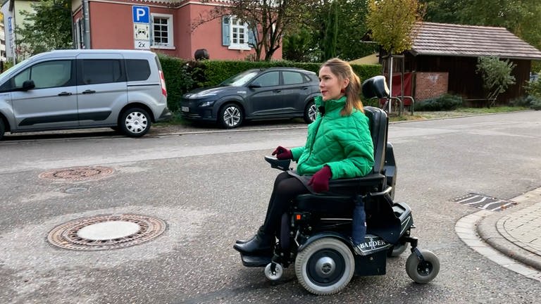 Nora Welsch ist mit ihrem Rollstuhl in Baden-Baden unterwegs