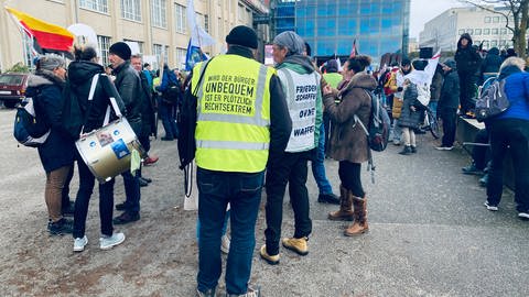 Teilnehmer der Querdenker Demonstration in Karlsruhe, die ihre Meinung auf ihren Westen kundtun 
