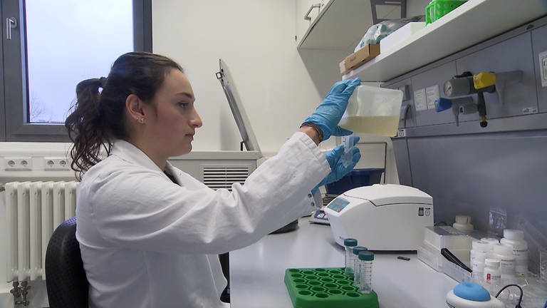 Im "Technologiezentrum Wasser" in Karlsruhe untersucht eine Mitarbeiterin Abwasserproben auf das Corona-Virus.