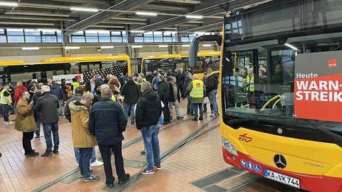 Bei den Verkehrsbetrieben Karlsruhe haben sich am Freitagmorgen Streikende versammelt