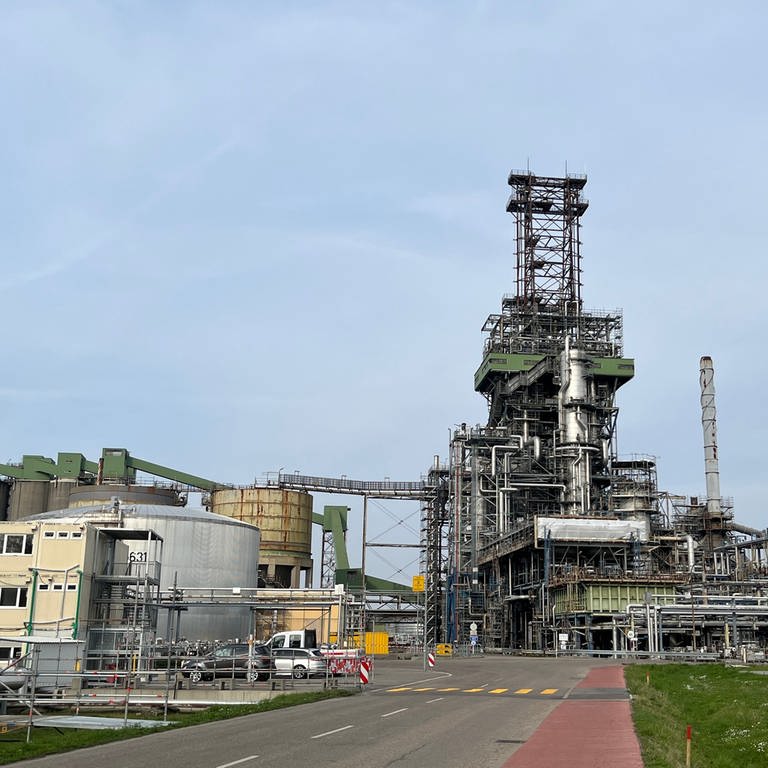 Anlagen in der Mineralölraffinerie Oberrhein (MiRO) in Karlsruhe