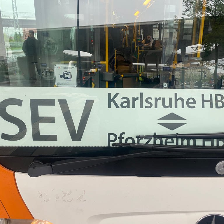 Sie sind alt, laut und manchmal fahren sie gar nicht: Die Busse des SEV zwischen Karlsruhe und Pforzheim.