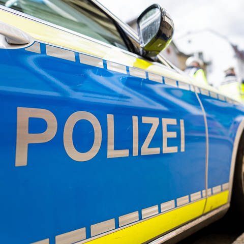Polizeiauto von der Seite: Die Staatsanwaltschaft Karlsruhe ermittelt wegen Verdachts auf Polizeigewalt