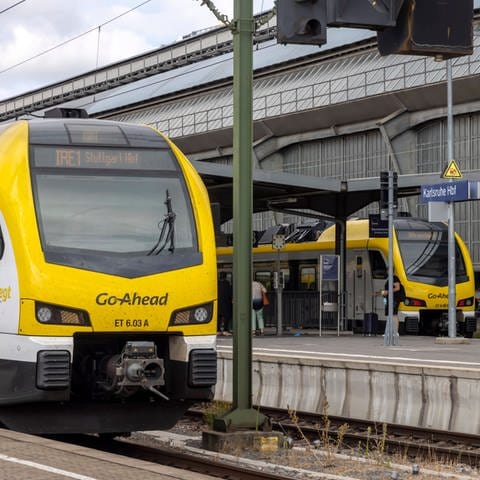 Bahnen stehen im Bahnhof in Karlsruhe.