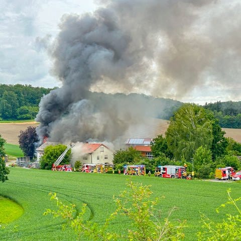 Am Dienstagabend kam es zu einem Brand im Aussiedlerhof Sohl in Weingarten im Kreis Karlsruhe. Das Dach des Gebäudes ist eingestürzt. Flammen und Rauch steigen aus dem Gebäude auf.