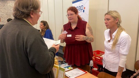 Bei der Messe der Arbeitgeber in Pforzheim war viel los. Auch Mitarbeitende, die beim Versandhaus Klingel vor dem Aus stehen, waren vor Ort. (Foto: SWR) Bei der Messe der Arbeitgeber in Pforzheim war viel los. Auch Mitarbeitende, die beim Versandhaus Klingel vor dem Aus stehen, waren vor Ort.