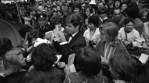 Schauspieler Thomas Fritsch umringt von Fans vor der Schwarzwaldhalle. (Foto: Stadtarchiv Karlsruhe) Schauspieler Thomas Fritsch umringt von Fans vor der Schwarzwaldhalle.