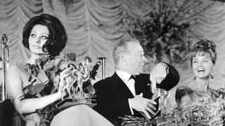 Sophia Loren, Heinz Rühmann und Liselotte Pulver bekommen einen Bambi in Karlsuhe.
