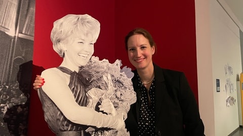 Die Kuratorin der Bambi-Ausstellung in Karlsruhe Christiane Sutter mit "Lilo" Pulver. (Foto: SWR) Die Kuratorin der Bambi-Ausstellung in Karlsruhe Christiane Sutter mit "Lilo" Pulver.