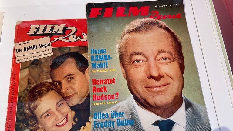 Ausstellung Bambi-Verleihung in Karlsruhe: Dieser Ausgabe der "Film Revue" aus dem Jahr 1962 lag wohl eine Postkarte für die Wahl der Bambi-Preisträger bei. (Foto: SWR, Theresa Ehrl) Ausstellung Bambi-Verleihung in Karlsruhe: Dieser Ausgabe der "Film Revue" aus dem Jahr 1962 lag wohl eine Postkarte für die Wahl der Bambi-Preisträger bei.