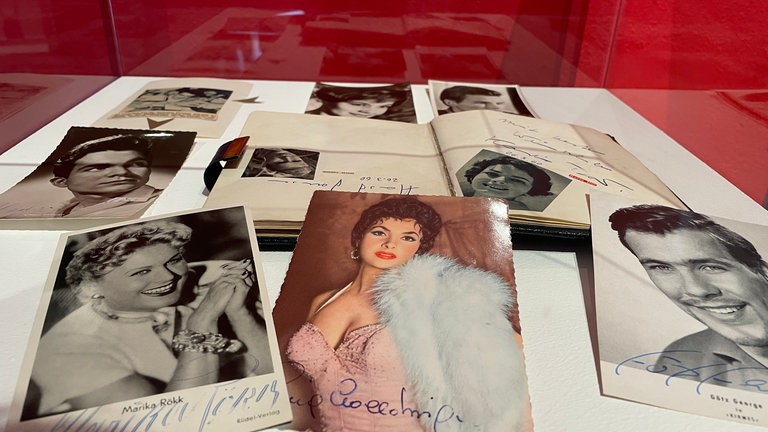 Historische Bilder und ein altes Album mit Unterschriften von der Bambi Verleihung Karlsruhe (Foto: SWR, Theresa Ehrl) Historische Bilder und ein altes Album mit Unterschriften von der Bambi Verleihung Karlsruhe