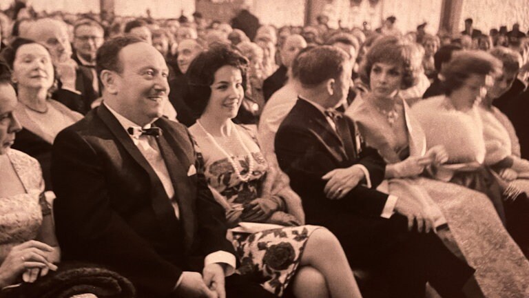 Stadtarchiv Karlsruhe: Günther Klotz und andere Gäste auf der Bambi-Preisverleihung in der Schwarzwaldhalle Karlsruhe im Jahr 1960 (Foto: SWR, Stadtarchiv Karlsruhe) Stadtarchiv Karlsruhe: Günther Klotz und andere Gäste auf der Bambi-Preisverleihung in der Schwarzwaldhalle Karlsruhe im Jahr 1960