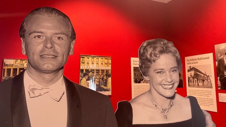 In der Bambi-Ausstellung in Karlsruhe können sich Besucher mit Stars aus Pappe fotografieren lassen - wie zum Beispiel mit Maria Schell. (Foto: SWR, Theresa Ehrl) In der Bambi-Ausstellung in Karlsruhe können sich Besucher mit Stars aus Pappe fotografieren lassen - wie zum Beispiel mit Maria Schell.