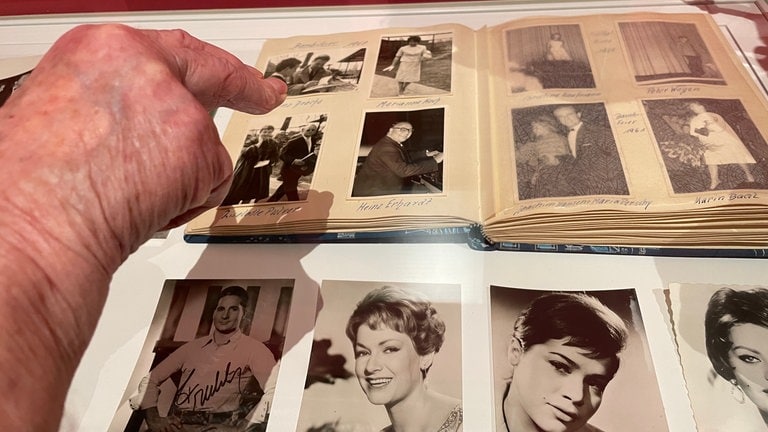 Ausstellung Bambi-Verleihung in Karlsruhe: Album mit Fotos und Autogrammkarten der Stars. (Foto: SWR, Theresa Ehrl) Ausstellung Bambi-Verleihung in Karlsruhe: Album mit Fotos und Autogrammkarten der Stars.