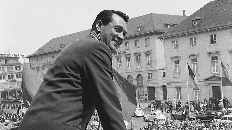 Stadtarchiv Karlsruhe: Rock Hudson steht auf dem Rathausbalkon in Karlsruhe (Foto: Stadtarchiv Karlsruhe/Schlesiger) Stadtarchiv Karlsruhe: Rock Hudson steht auf dem Rathausbalkon in Karlsruhe