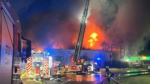 Ein Möbelhaus in Gaggenau steht in Flammen, die Feuerwehr bekämpft den Brand.