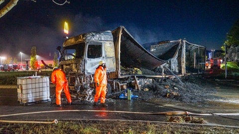 Ein Lkw ist in der Nacht auf Mittwoch in Gaggenau ausgebrannt. (Foto: Henry Mungenast / EinsatzReport24) Ein Lkw ist in der Nacht auf Mittwoch in Gaggenau ausgebrannt.