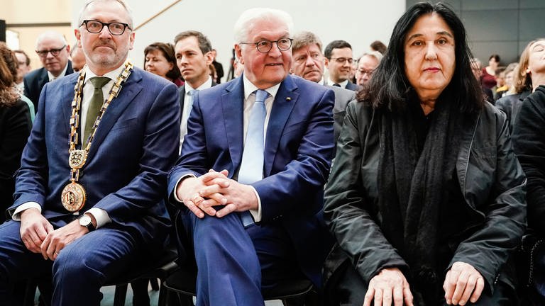 Emine Sevgi Özdamar mit Bundespräsident Frank-Walter Steinmeier und Oberbürgermeister Peter Kurz (Foto: dpa Bildfunk, picture alliance/dpa | Uwe Anspach)