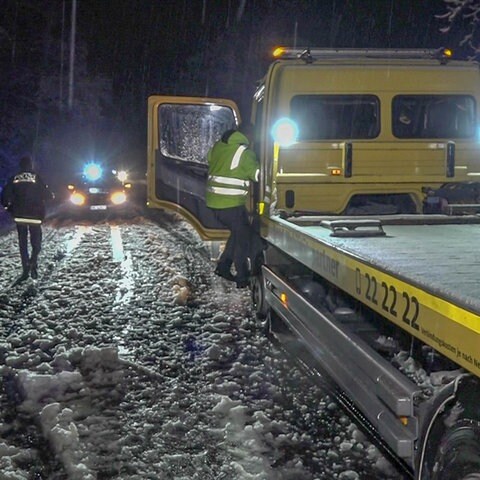 Abschleppwagen auf schneebedeckter Fahrbahn (Foto: Einsatzreport24)