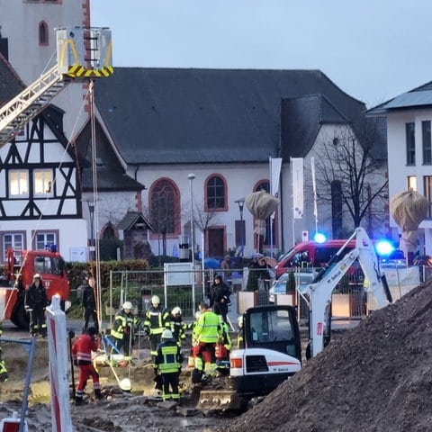 Feuerwehrleute benutzen Drehleiter als Kran (Foto: René Priebe)