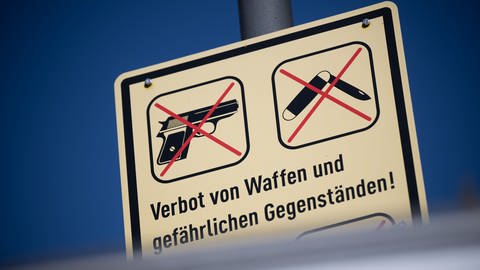 Ein Schild weist auf die Waffenverbotszone in der Innenstadt von Stuttgart hin.