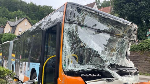 Nach der Bergung des Linienbusses: Die Windschutzscheibe ist völlig zerstört und zersplittert (Foto: SWR)