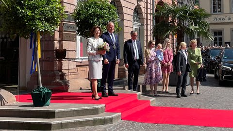 Königin Silvia gemeinsam mit Heidelbergs Oberbürgermeister Eckart Würzner (parteilos) bei der Ankunft vor dem Rathaus. (Foto: SWR, Judith Hüwelmeier)