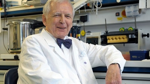 Der deutsche Krebsforscher Harald zur Hausen sitzt am 04.11.2008 in einem Labor im Deutschen Krebsforschungszentrum (DKFZ) in Heidelberg. (Foto: dpa Bildfunk, picture-alliance/ dpa | Ronald Wittek) Der deutsche Krebsforscher Harald zur Hausen sitzt am 04.11.2008 in einem Labor im Deutschen Krebsforschungszentrum (DKFZ) in Heidelberg.