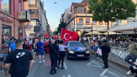 Erdoğan-Anhänger feiern den Sieg bei der türkischen Präsidentschaftswahl (Foto: SWR, Harald Bürk) Erdoğan-Anhänger feiern den Sieg bei der türkischen Präsidentschaftswahl