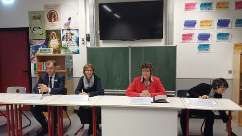 Pressekonferenz des Regierungspräsidiums Karlsruhe an Weinheimer Schule (Foto: SWR) Pressekonferenz des Regierungspräsidiums Karlsruhe an Weinheimer Schule
