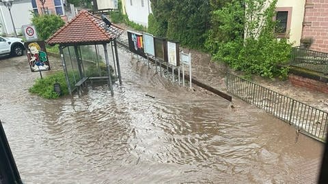 Bach überflutet Straße in Schriesheim-Altenbach