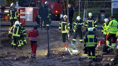 Feuerwehrleute stehen rund um die Unglücksstelle in Leimen (Foto: René Priebe) Feuerwehrleute stehen rund um die Unglücksstelle in Leimen