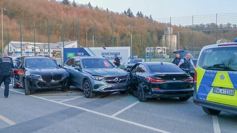 Unfallautos auf Parkplatz