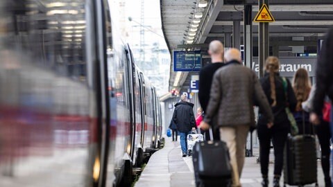 Menschen laufen mit Koffern am Stuttgarter Hauptbahnhof zu einem ICE (Foto: dpa Bildfunk, picture alliance/dpa | Tom Weller)