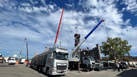 Kranwägen bei der Fertigstellung der letzten Fahrgeschäfte auf dem Cannstatter Wasen. (Foto: SWR, Siri Warrlich)