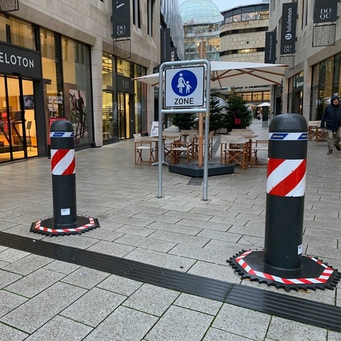 Etliche mobile Poller sollen den Stuttgarter Weihnachtsmarkt zusätzlich schützen. (Foto: Pressestelle, Stadt Stuttgart)