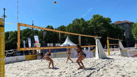 Zum Ende der Pfingsferien ist auf dem Stuttgarter Schlossplatz ein großer Sandplatz aufgebaut. Bis zum 19. Juni wird dort das "Stuttgart Beach 2022" ausgetragen, ein Beachvolleyball-Turnier. (Foto: SWR, Foto: Martin Rottach)