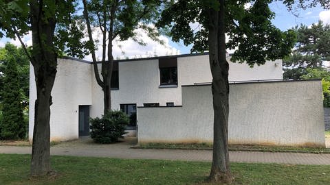 Das Haus des Initiators der Querdenken-Bewegung Michael Ballweg ist von der Polizei durchsucht worden. (Foto: SWR, SWR/ Verena Neuhausen)
