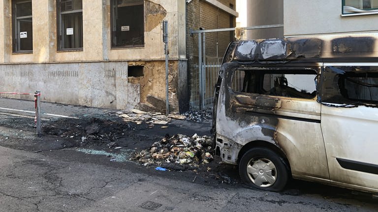 Neun geparkte Fahrzeuge sind in der Nacht auf Dienstag in der Stuttgarter Urbanstraße in Brand geraten. Dabei wurde auch die Fassade des türkischen Konsulats beschädigt. 