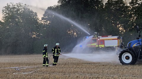 Die Stuttgarter Feuerwehr übt am 25. August 2022 auf einem Stoppelfeld die Löschung eines Flächenbrandes.