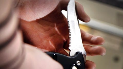 Messer mit einer ausschwenkbaren oder feststehenden Klinge von vier Zentimetern und mehr sind am Wochenende in der Stuttgarter und Mannheimer City verboten.