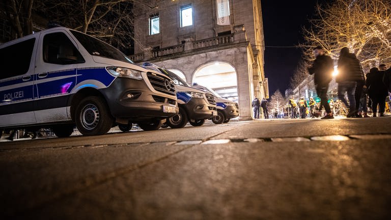 Einsatzwagen der Polizei stehen auf dem Stuttgarter Schlossplatz.