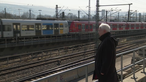 Matthias Lieb schaut auf S-Bahn