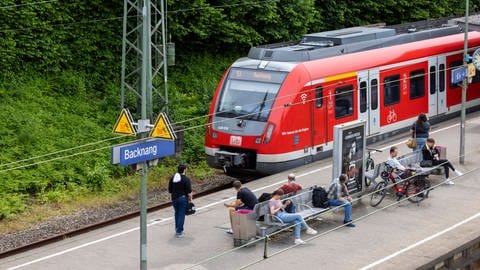 Eine S-Bahn der Baureihe ET 430 steht an der Haltestelle in Backnang.