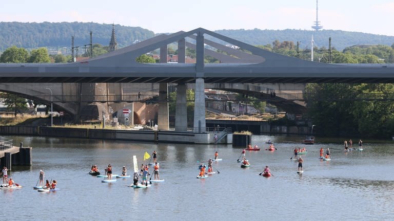 Bei der Aktion "Critical Nass" geht es mit Kanus und Stand Up Paddles auf den Neckar in Stuttgart.  (Foto: Verein Neckarinsel)