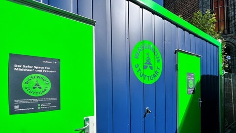 In einem Container mit der Aufschrift "Wasenboje" bekommen Mädchen und Frauen Hilfe. (Foto: SWR, Siri Warrlich) In einem Container mit der Aufschrift "Wasenboje" bekommen Mädchen und Frauen Hilfe.
